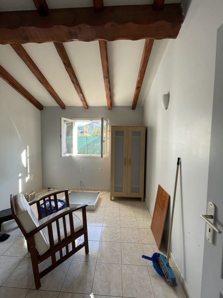 Chambre parentale avant transformation, poutres en bois et style daté, maison A Casa Cantone avant home staging.