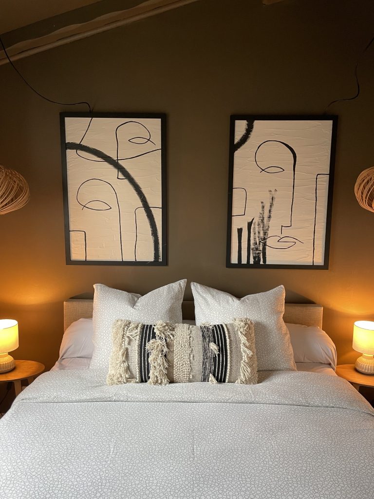 Chambre rénovée décorée de tableaux abstraits noirs et blancs, atmosphère cosy et méditerranéenne du projet A Casa Cantone Corse.