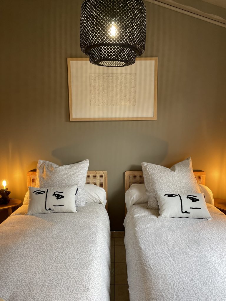 Chambre parentale cocooning avec tableaux modernes, linge de lit clair et ambiance méditerranéenne du projet A Casa Cantone.