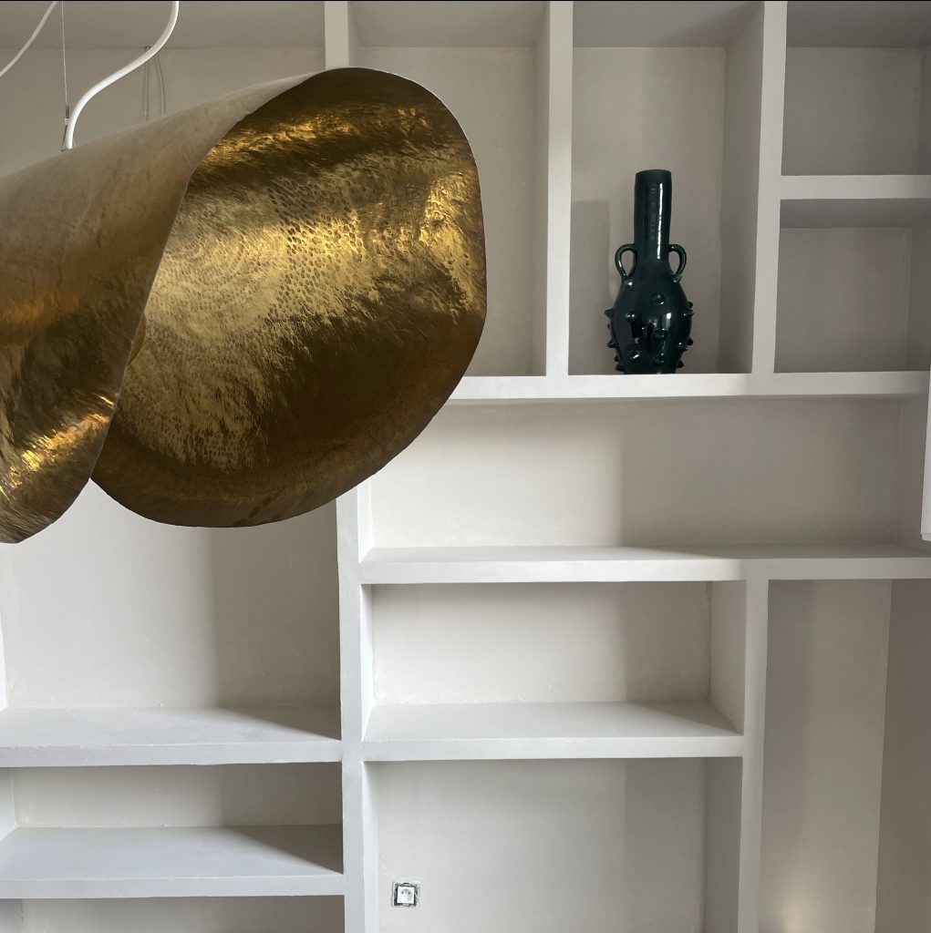 étagère sur mesure, création de niches, suspension en laiton martelé