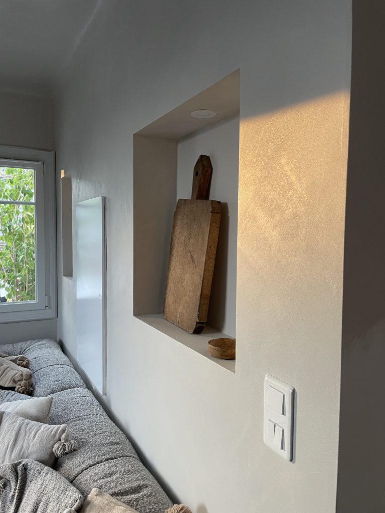 salon aménagé avec des niches décoratives, enduit à la chaux, planche ancienne en bois massif