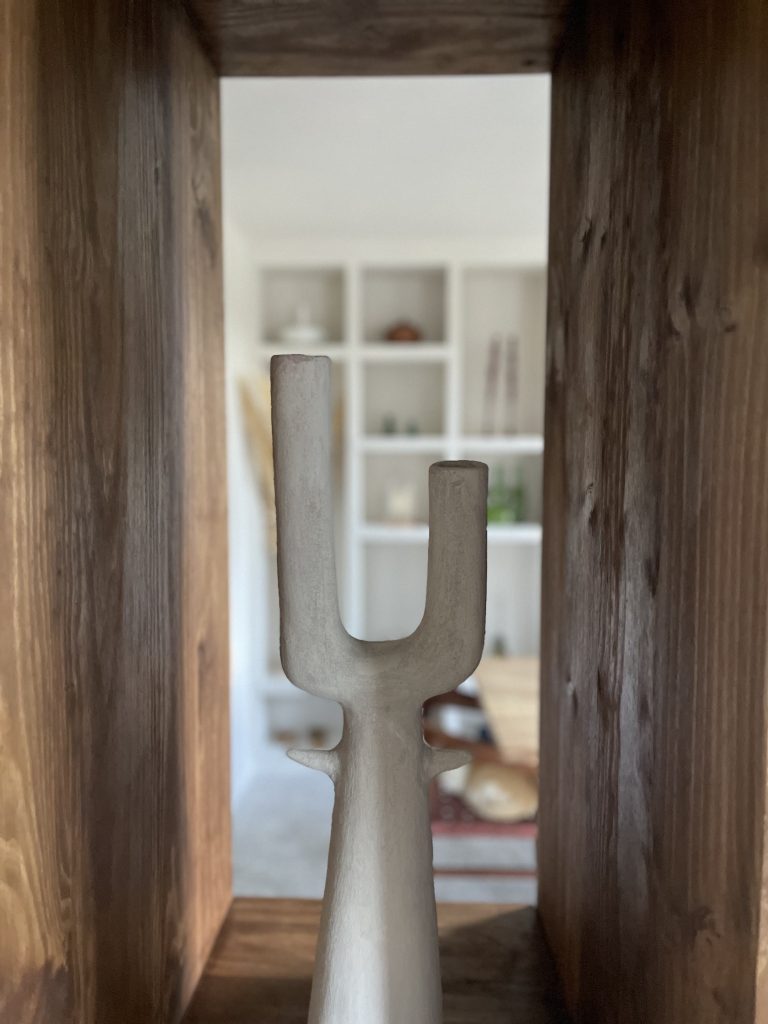 bibliothèque en bois, céramique artisanal marocaine