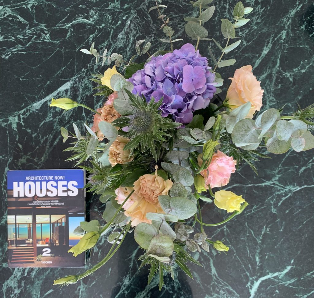 table basse en marbre bleu vert avec un bouquet de fleur