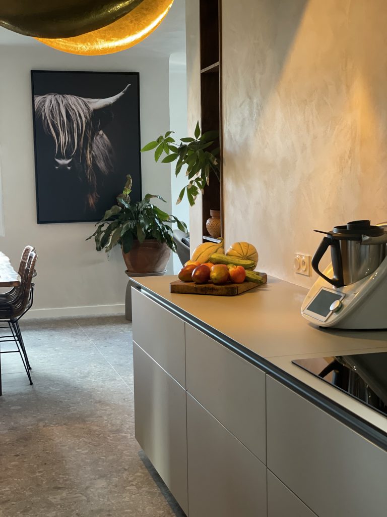 Cuisine rénovée avec îlot central, rangements optimisés et décoration contemporaine, rooftop méditerranéen Bastia.