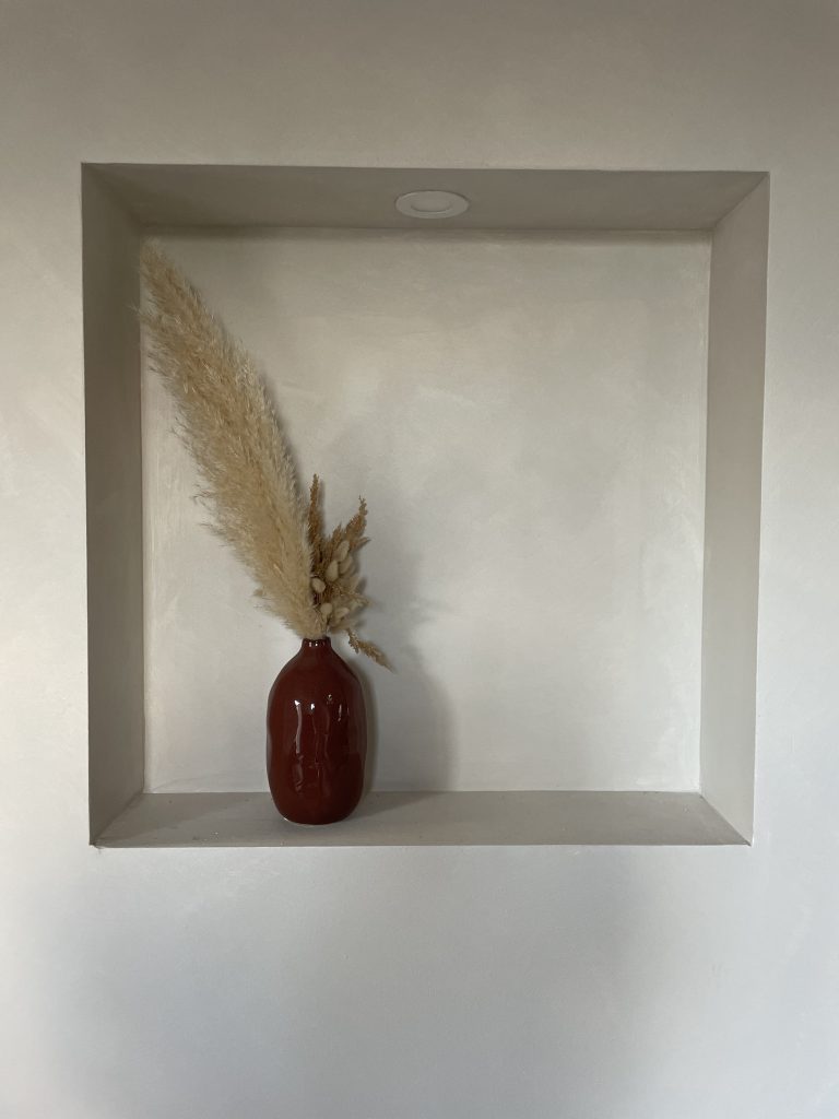 niche sur mesure peint à la chaux couleur beige, vase terracotta et pampa