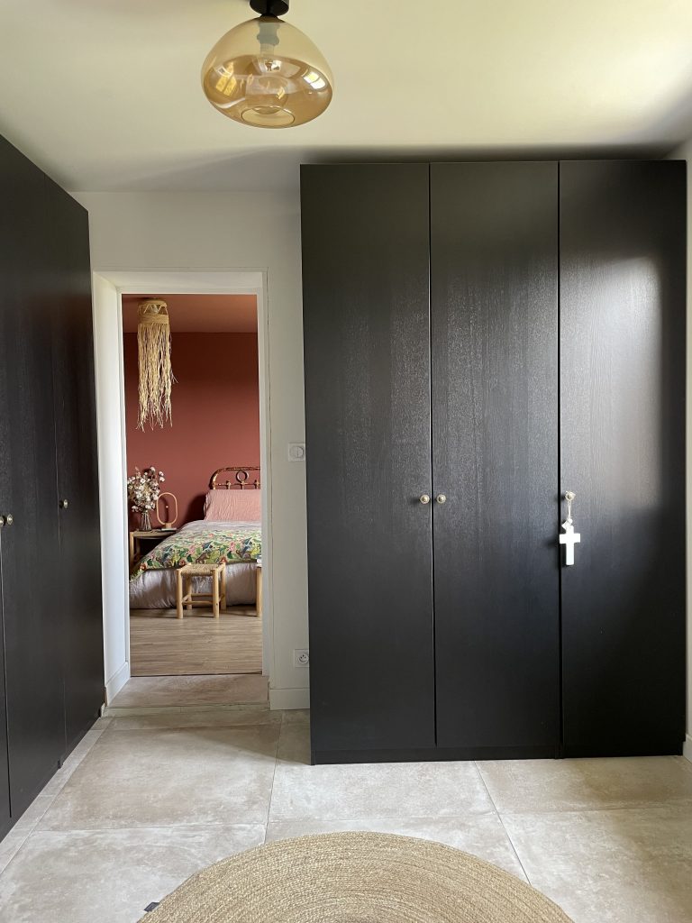 Dressing de la suite parentale composé d'armoires et de penderies en bois noir .