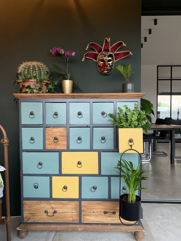 homestaging d'une commode coloré dans la véranda