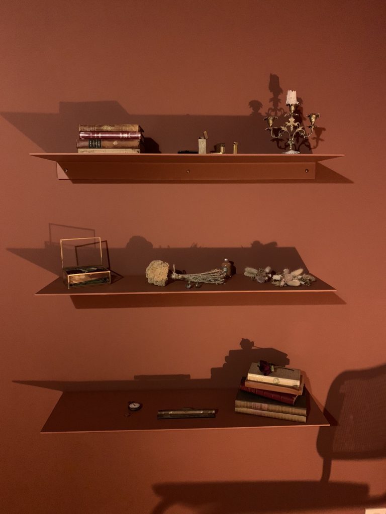 Etagère de la suite parental en aluminium thermolaqué en terracotta pour se fondre en ton sur ton dans la chambre.