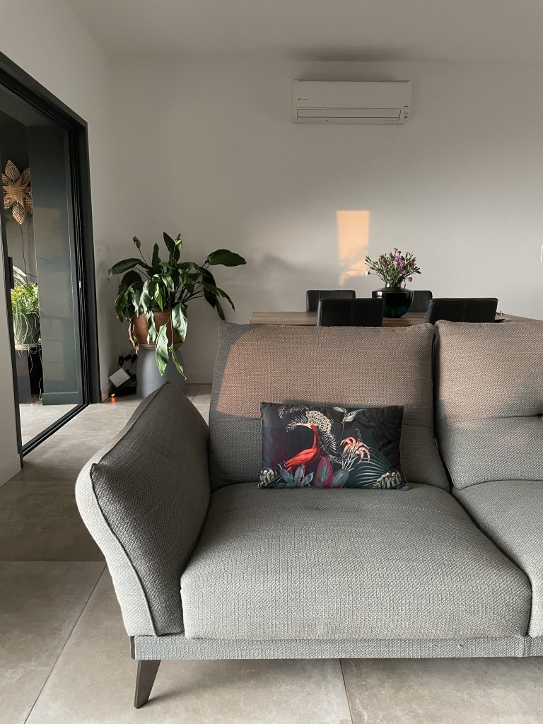 Grand salon - salle à manger ouvert sur l'extérieur, avec un mobilier modulable offrant flexibilité et confort pour recevoir et s'adapter à toutes les situations.