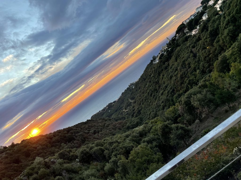 vue sur un levé de soleil depuis la terrasse du projet pietrabugno