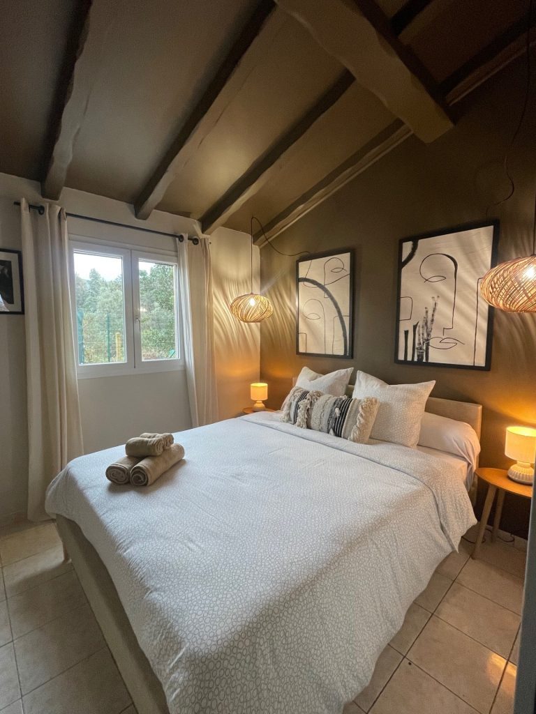 Chambre parentale cosy avec décoration moderne, tableaux muraux et ambiance chaleureuse du projet A Casa Cantone Corse.