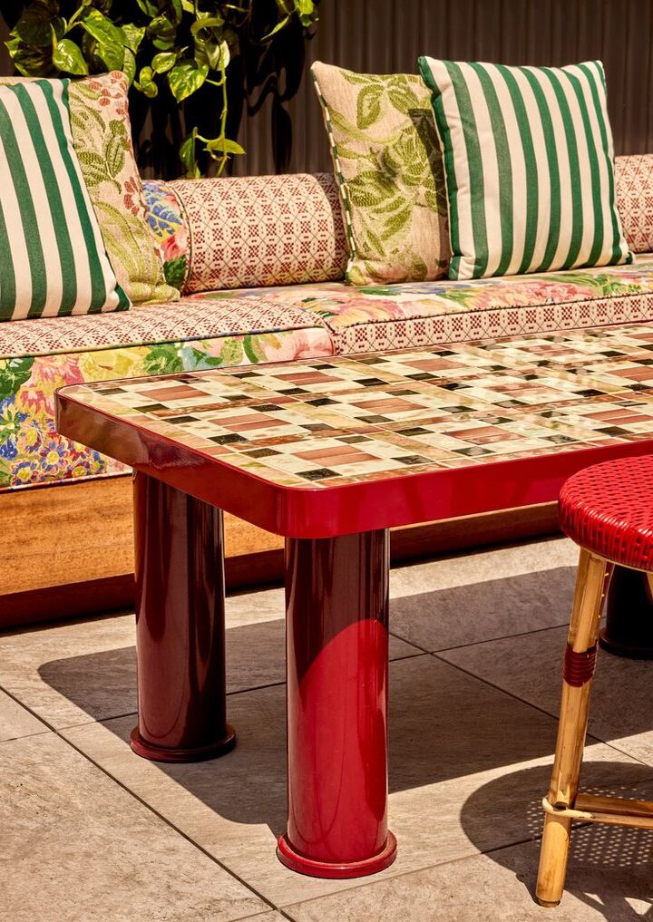 Plateau de table peint et piètement rouge, ambiance festive et conviviale.