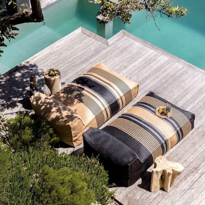 2 bains de soleil en matelas aux tissus raffinés orientés face à la piscine. Une mise en scène sobre et élégante, idéale pour profiter des moments de détente avec vue