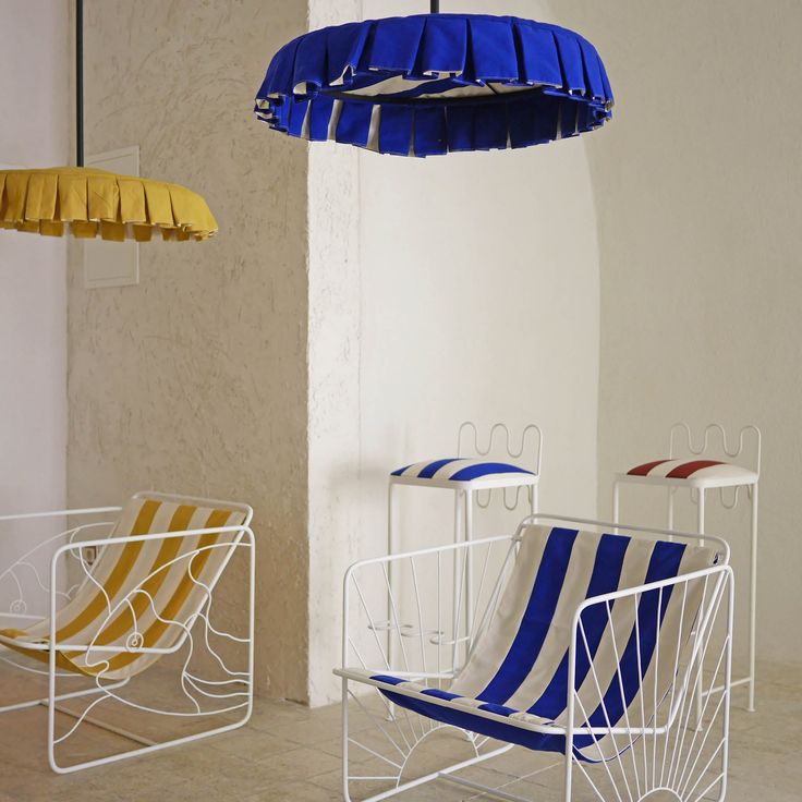 Chilienne traitée dans un style grec. À bandes.