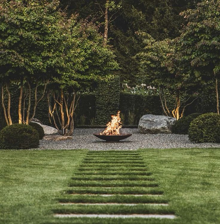 Brasero installé avec une mise en scène graphique au cœur d'un jardin à l'élégance méditerranéenne, un point focal chaleureux entre design et convivialité