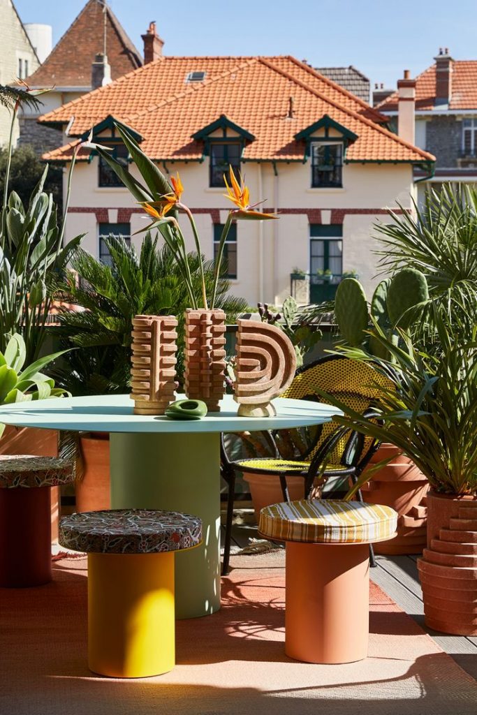 Salle à manger d'extérieur coloré typique du design que l'on retrouve pour l'année 2025 sur les extérieurs.