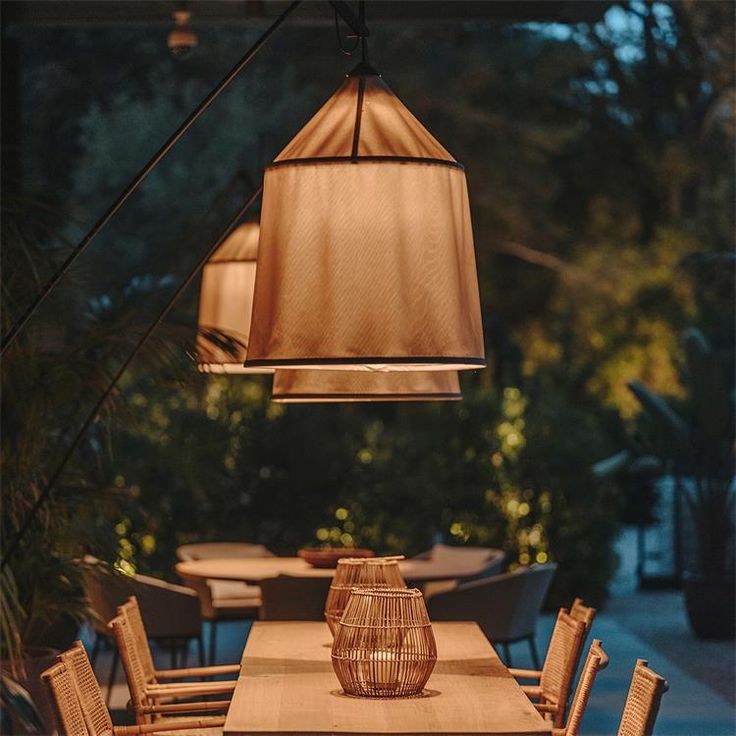 Grande suspension en tissu apportant une atmosphère feutrée à l'espace repas