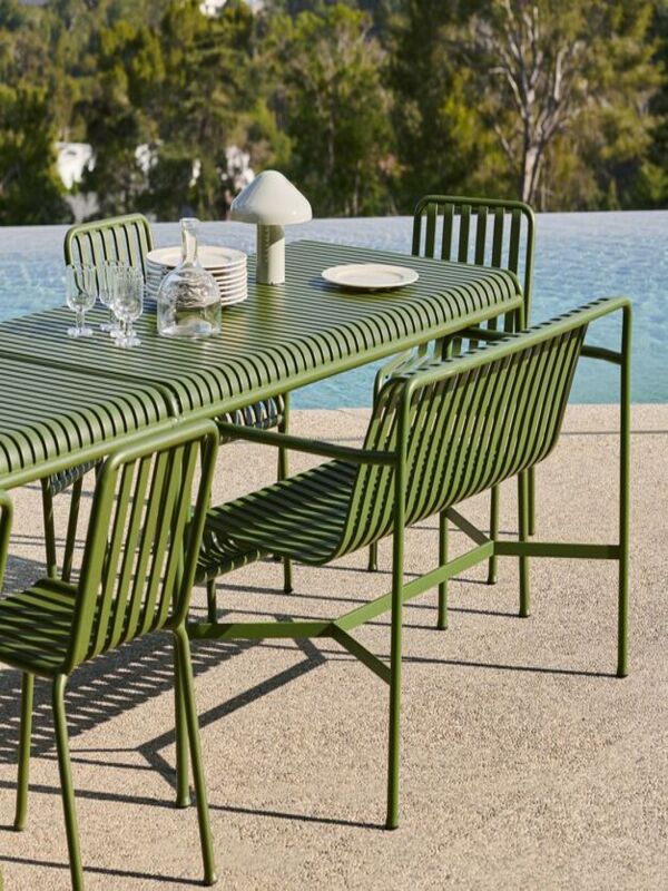 Table modulable avec différents types d'assises comme des bancs ou chaises