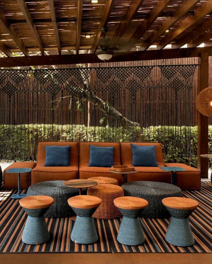 Espace chaleureux avec canapés bas et coussins, parfait pour les soirées d’été.