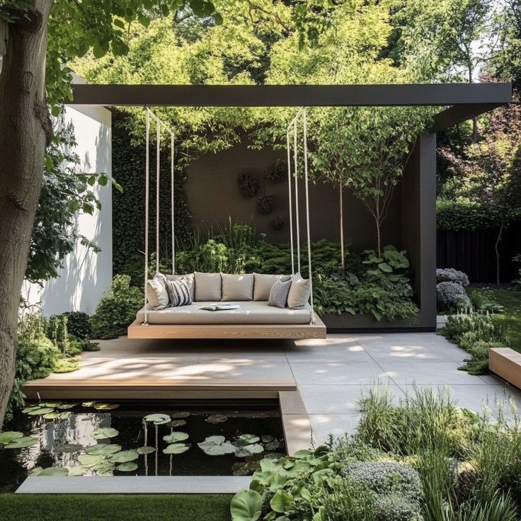 Balancelle installé face à un petit bassin d'ornements.