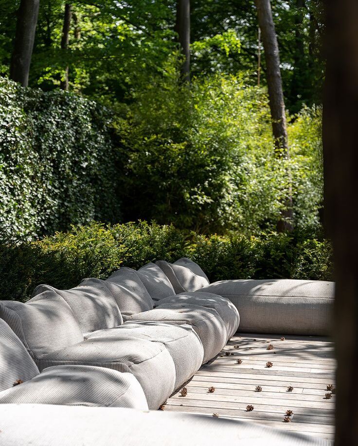 Canapé modulable dans un style très confortable de type méditerranéen.