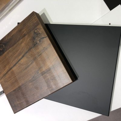 façades de cuisine en bois noyer et noir mat